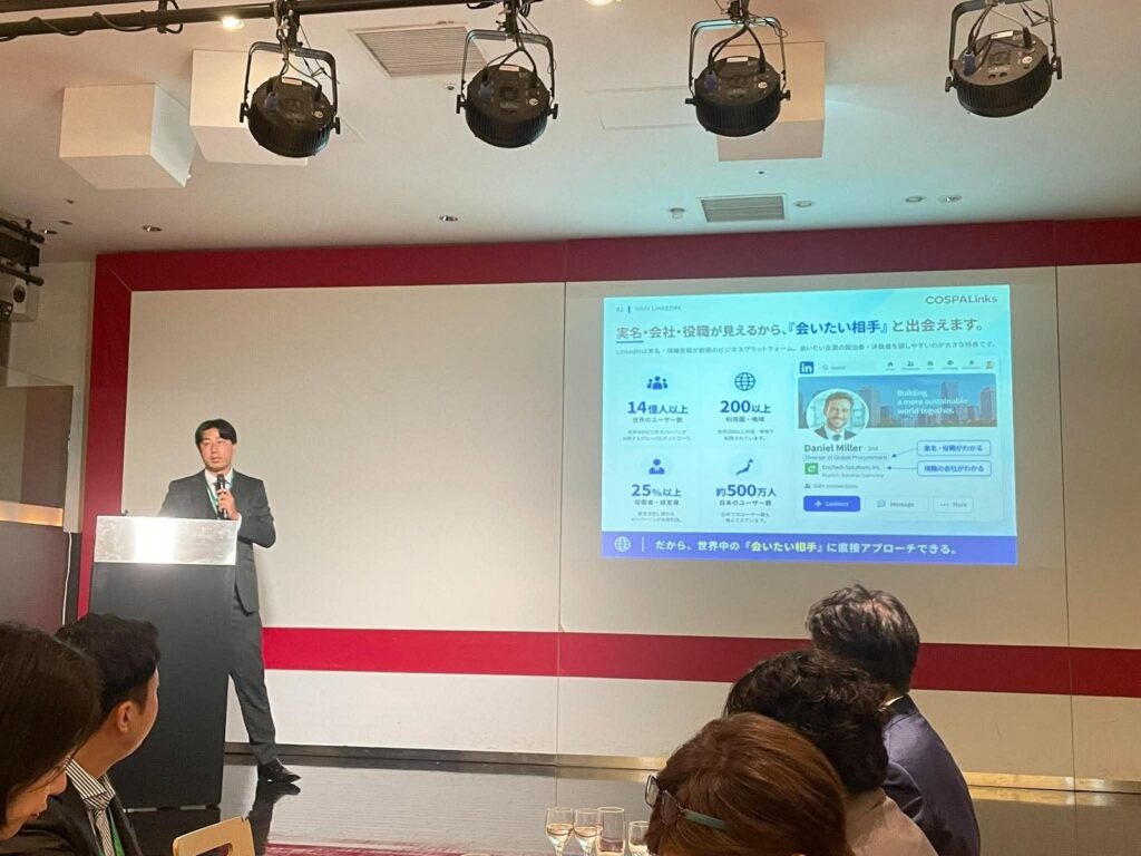 LinkedInの活用を紹介するスライドの前で話す中島嘉一